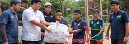 Penyerahan paket bantuan