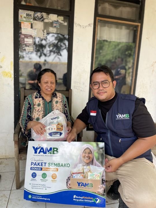 Penyaluran Paket Sembako kepada warga penerima manfaat