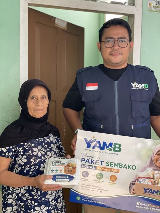 Penyerahan Paket Sembako #OrangBaik kepada ibu lansia