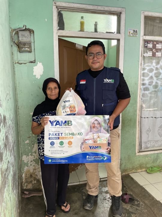 Relawan YAMB bersama penerima Paket Sembako